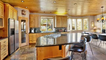 Casa, várias camas, banheira de imersão, vista para a montanha (1884) | Cozinha privada | Cafeteira/chaleira