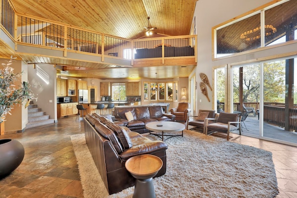 House, Multiple Beds, Hot Tub, Mountain View (1884) | Living area