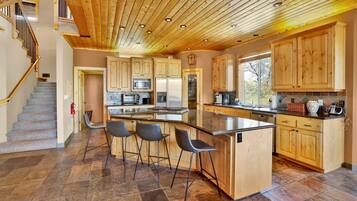 Casa, varias camas, bañera de hidromasaje, vistas a la montaña (1884) | Cocina privada | Cafetera o tetera