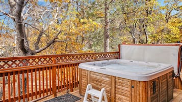 Casa, varias camas, bañera de hidromasaje, vistas a la montaña (1884) | Bañera de hidromasaje al aire libre