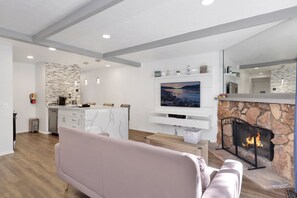 Condo, Plusieurs lits, baignoire à remous, vue sur la montagne (2082) | Aire de séjour | Foyer