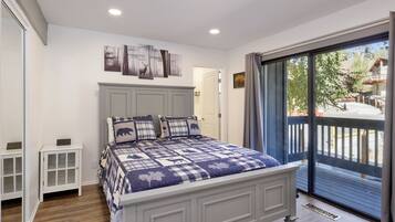 Condo, nhiều giường, bồn tắm nước nóng, quang cảnh núi (2082) | 2 phòng ngủ, trang trí khác biệt