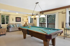 Cabane, plusieurs lits, patio, vue montagne (1914) | Salle de jeux