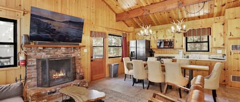 Cabaña, varias camas, patio, vista a la montaña (2464) | Área de sala de estar | Chimenea