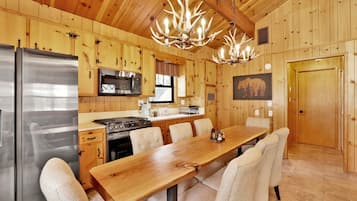 Chalet rustique, Plusieurs lits, patio, vue sur la montagne (2464) | Cuisine privée | Cafetière-théière