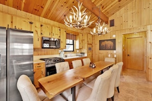 Chalet rustique, Plusieurs lits, patio, vue sur la montagne (2464) | Cuisine privée | Cafetière-théière