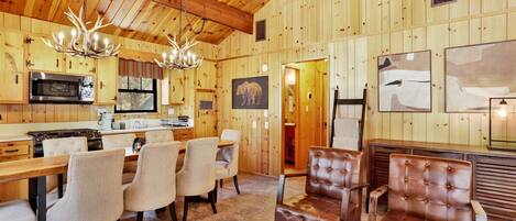 Un interior rústico de madera con cocina, comedor y zona de estar.