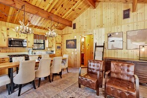 Cabane, plusieurs lits, patio, vue montagne (2464) | Cuisine privée
