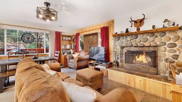 Hytte - flere senge - boblebad - bjergudsigt (1938) | Opholdsområde | Pejs