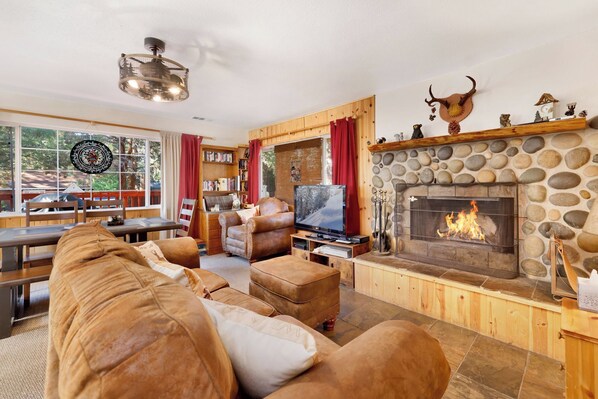 小屋, 多張床, 熱水浴缸, 山景 (1938) | 起居區 | 壁爐