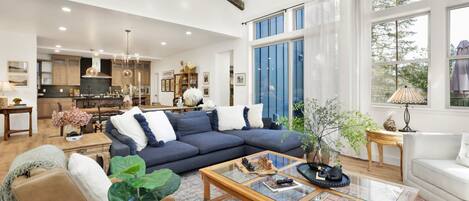 ハウス ベッド (複数台) パティオ マウンテンビュー (2301) | リビング エリア