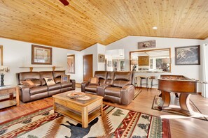 Hytte, flere senger, spabadekar, fjellutsikt (2368) | Oppholdsområde | Peis