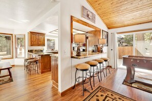 Cabane, plusieurs lits, bain à remous, vue montagne (2368) | Cuisine privée