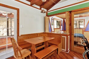 小屋, 多张床, 热水浴缸, 山景 (1929) | 用餐