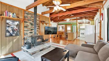 Hytte - flere senge - boblebad - bjergudsigt (1929) | Opholdsområde | Pejs