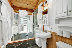 Hytte - flere senge - boblebad - bjergudsigt (1929) | Badeværelse | Designertoiletartikler, håndklæder, Toiletpapir