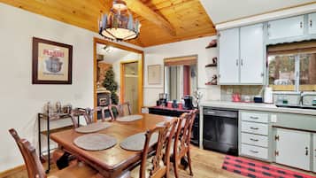 Cabin, 2 Queen Beds, Hot Tub, Mountain View (2417) | Private kitchen