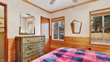 Cabin, 2 Queen Beds, Hot Tub, Mountain View (2417) | 2 bedrooms, individually decorated, individually furnished, bed sheets