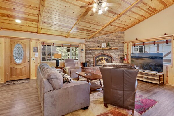 เคบิน, หลายเตียง, ลานระเบียง, วิวภูเขา (2065) | บริเวณนั่งเล่น