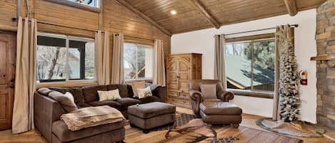 Talo, useita sänkyjä, parveke, vuoristonäköala (1840) | Oleskelualue | Takka