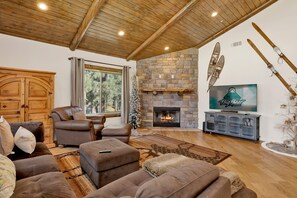 Casa, letti multipli, balcone, vista montagna (1840) | Area soggiorno | Caminetto