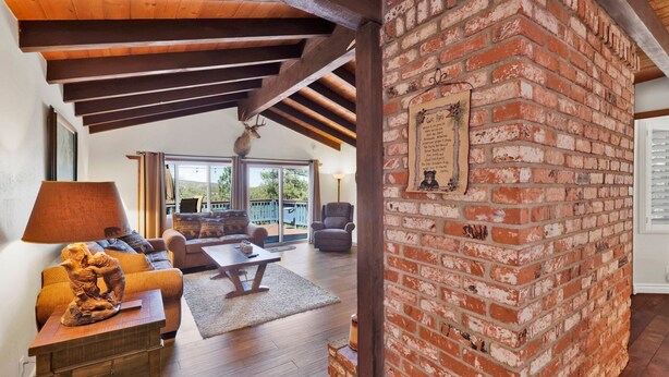 Chalet rustique, Plusieurs lits, patio, vue sur la montagne (2170) | Aire de séjour | Foyer
