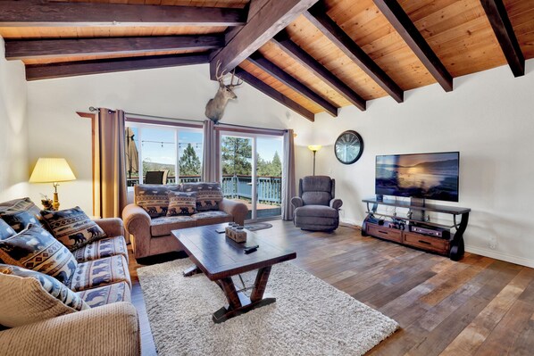 Cabaña, varias camas, patio, vistas a la montaña (2170) | Zona de estar | Una chimenea