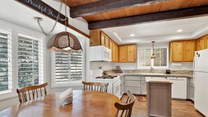 Chalet rustique, Plusieurs lits, patio, vue sur la montagne (2170) | Cuisine privée | Cafetière-théière