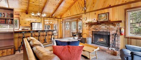 Rumah, 2 Tempat Tidur Double, patio, pemandangan gunung (933) | Area keluarga | Perapian