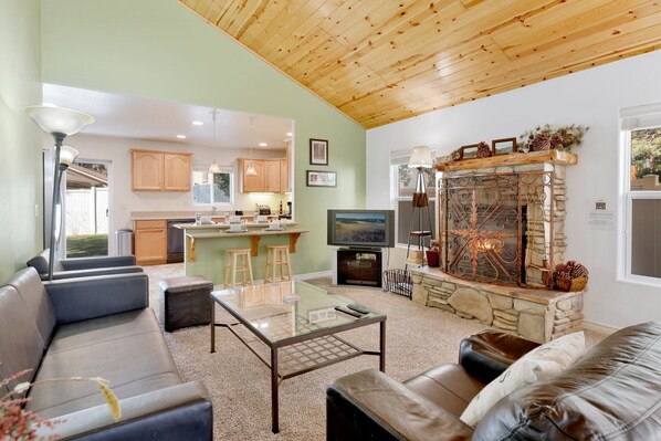 ハウス ベッド (複数台) スパ浴槽 マウンテンビュー (928) | リビング エリア | 暖炉