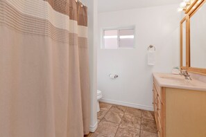 ハウス ベッド (複数台) スパ浴槽 マウンテンビュー (928) | バスルーム | デザイナーバスアメニティ、タオル、トイレットペーパー