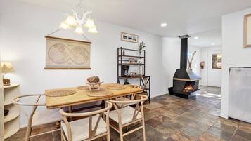 Cabin, 2 Queen Beds, Hot Tub, River View (2364) | 2 bedrooms, individually decorated, individually furnished, bed sheets