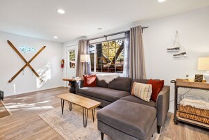 Cabin, 2 Queen Beds, Hot Tub, River View (2364) | Living area