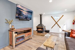 Cabin, 2 Queen Beds, Hot Tub, River View (2364) | Living area