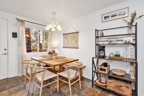 Chalet rustique, 2 grands lits, baignoire à remous, vue sur le fleuve (2364) | 2 chambres, décor unique, ameublement unique, literie fournie