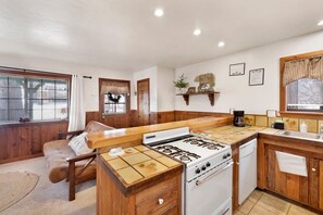 Huisje, meerdere bedden, patio, uitzicht op bergen (2157) | Privékeuken | Een koffiezetapparaat/waterkoker