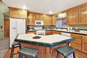 Cabin, Multiple Beds, Patio, Mountain View (2385) | Private kitchen - Sleepy Bear Lodge # 2385 (Big Bear City)