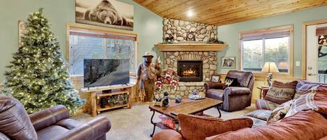 Cabin, Multiple Beds, Patio, Mountain View (2385) | Living area | Fireplace