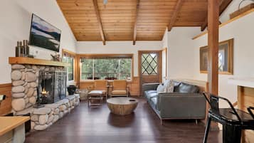 Μικρό Σπίτι, Περισσότερα από 1 Κρεβάτια, μπανιέρα με υδρομασάζ, Θέα στο Βουνό (1977) | Περιοχή καθιστικού | Τζάκι