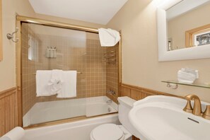 Ferienhütte, Mehrere Betten, Whirlpool, Bergblick (1977) | Badezimmer | Designer-Toilettenartikel, Handtücher, Toilettenpapier