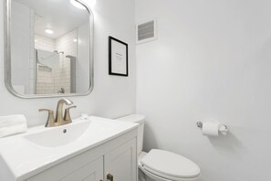 Huisje, meerdere bedden, hot tub, uitzicht op bergen (1977) | Badkamer | Designer toiletartikelen, handdoeken, toiletpapier