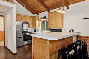 Cabin, Multiple Beds, Hot Tub, Mountain View (1977) | Private kitchen