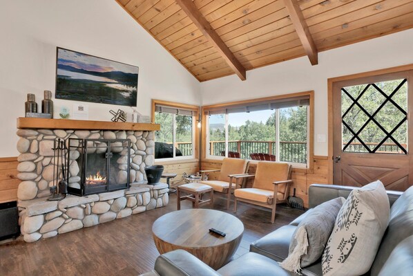 Ferienhütte, Mehrere Betten, Whirlpool, Bergblick (1977) | Wohnbereich | Kamin