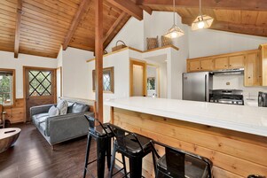 Kunyhó, több ágy, pezsgőfürdő, kilátással a hegyre (1977) | Belső rész