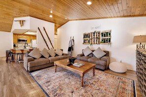 Cabaña, varias camas, patio, vistas a la montaña (2051) | Zona de estar | Una chimenea