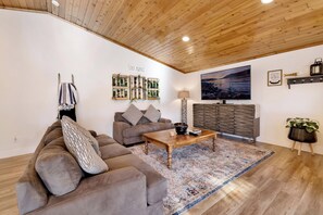 Cabaña, varias camas, patio, vistas a la montaña (2051) | Zona de estar | Una chimenea