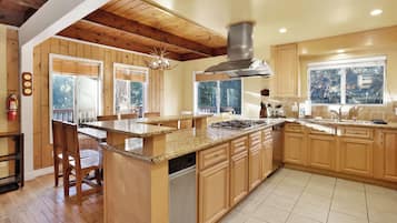 Cabaña, varias camas, bañera de hidromasaje, vistas a la montaña (2384) | Cocina privada | Cafetera o tetera