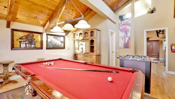 Cabaña, varias camas, bañera de hidromasaje, vistas a la montaña (2384) | Sala de juegos