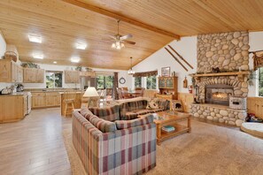 Hytte, flere senger, terrasse, fjellutsikt (2163) | Oppholdsområde