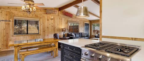 Cabane, plusieurs lits, bain à remous, vue montagne (2053) | Cuisine privée